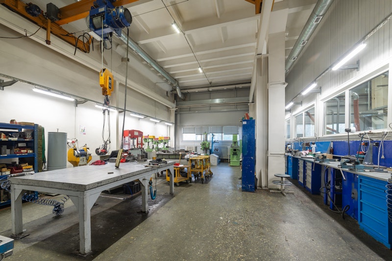 Calentador colgante eléctrico en proceso industrial