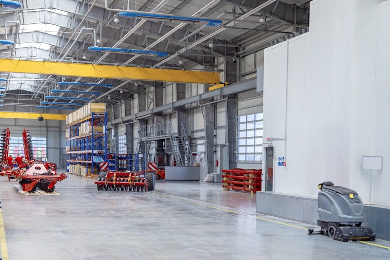 Calefactor colgante a gas en nave industrial