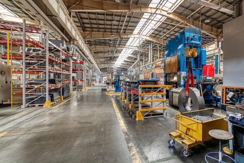 Calentador colgante eléctrico en proceso industrial